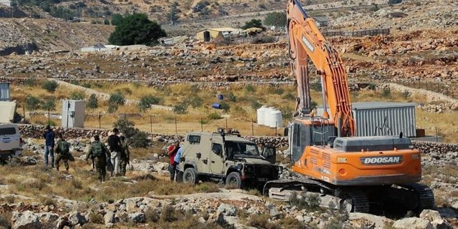 قوات الاحتلال تعتدي على الفلسطينيين وممتلكاتهم قرب الخليل