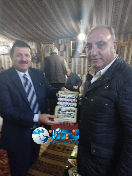 المؤرخ عمر العرموطي يهدي  أمين عمان يوسف الشواربة الاصدار الجديد من  موسوعة عمان أيام زمان