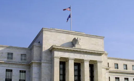 الفيدرالي يضع سعر صرف الدولار في منطقة الثبات.. لماذا؟