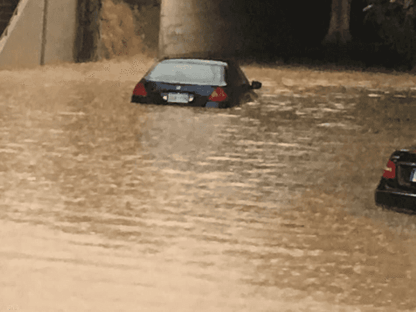 سيول مفاجئة تغمر الطرق في لبنان..
