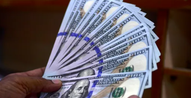 الدولار الأميركي يتجه لتسجيل أكبر خسارة شهرية منذ 2010