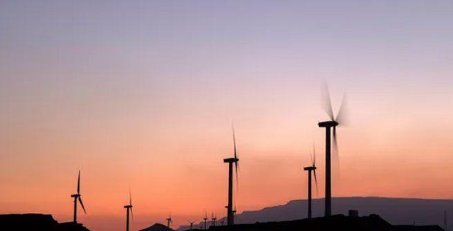 أيميا باور الإماراتية تنشئ محطتي طاقة متجددة بمصر