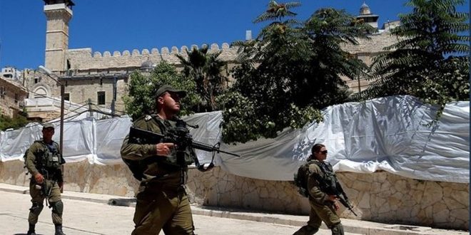 قوات الاحتلال ومستوطنوه يجرفون الجهة الجنوبية الشرقية من ساحات الحرم الإبراهيمي