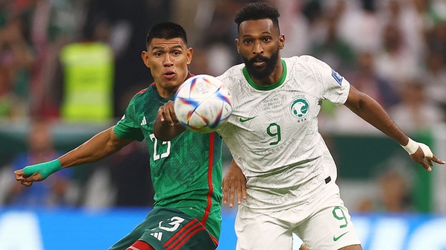 المكسيك تتقدم على السعودية بهدفين
