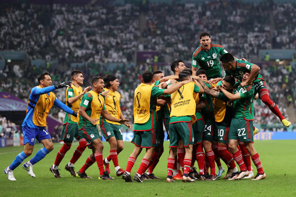 المكسيك تتخطى السعودية وفارق الأهداف يخذلها