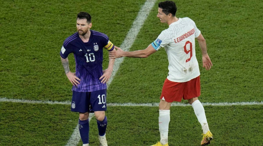رغم رفض مصافحته.. ليفاندوفسكي يحتوي ميسي عقب مباراة بولندا والأرجنتين