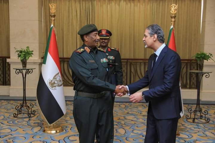سفير مصر الجديد لدى السودان يقدم أوراق اعتماده لرئيس المجلس السيادي الانتقالي السوداني