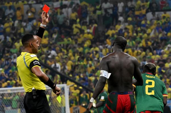 بعد زيدان .. أبو بكر أول لاعب يسجل ويطرد بكأس العالم