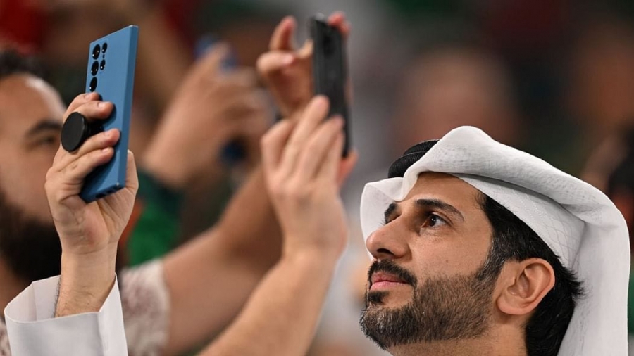 مشجع يستخدم تقنية الواقع الافتراضي المستقبلية في مباراة بكأس العالم 2022 (صور)