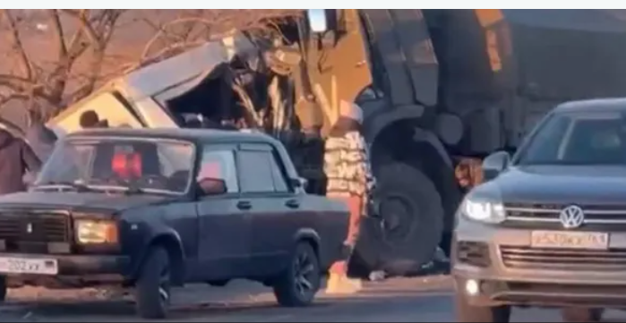فيديو يوثق مأساة بأوكرانيا.. قتلى بحادث مروع بين مدينتين