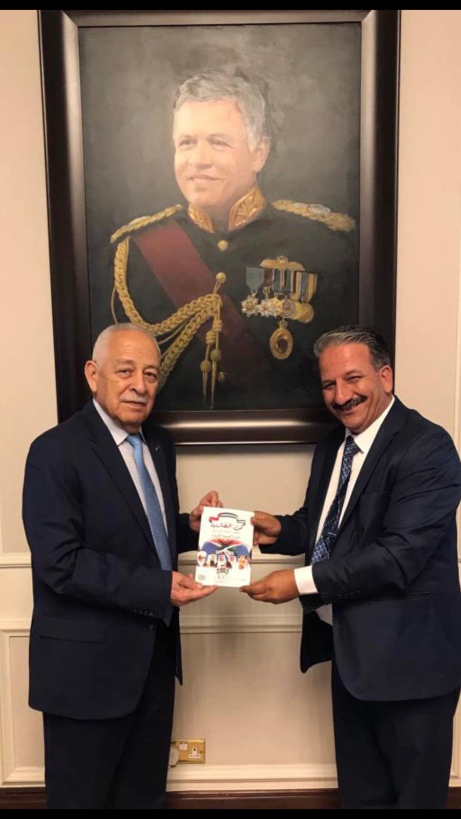 النهرُ بِضفتيْه والرجلُ بِأصغريْه...العيسوي