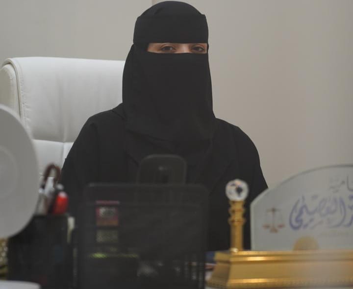 مجد  العصيمي  أول محامية سعودية تحصل على رخصة أعمال التوثيق بالطائف