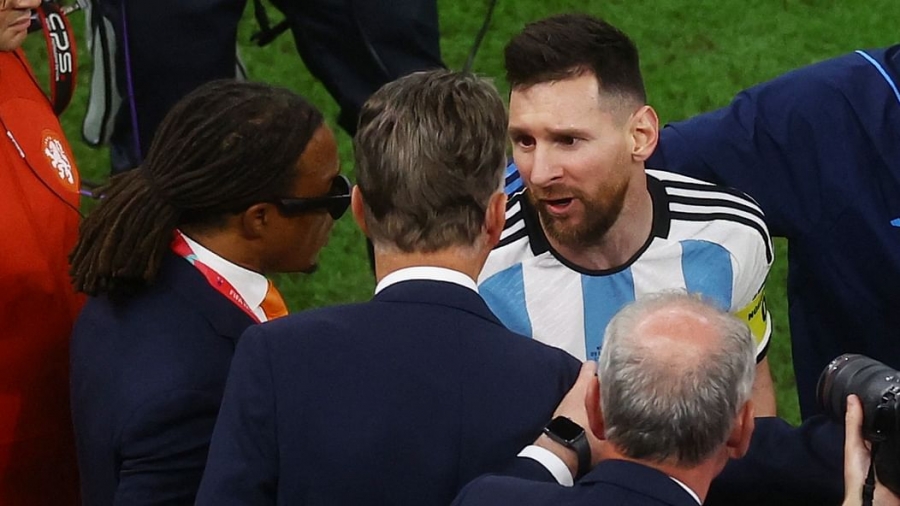 ماذا قصد ميسي باحتفاله أمام فان غال؟