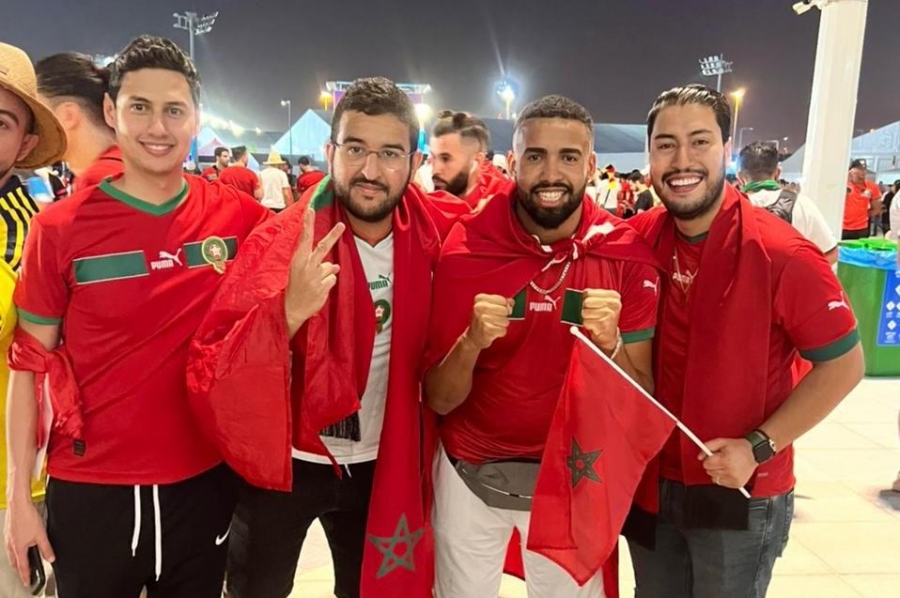 طبيب مغربي يستغل تواجده بقطر من أجل حملة توعوية للمشجعين