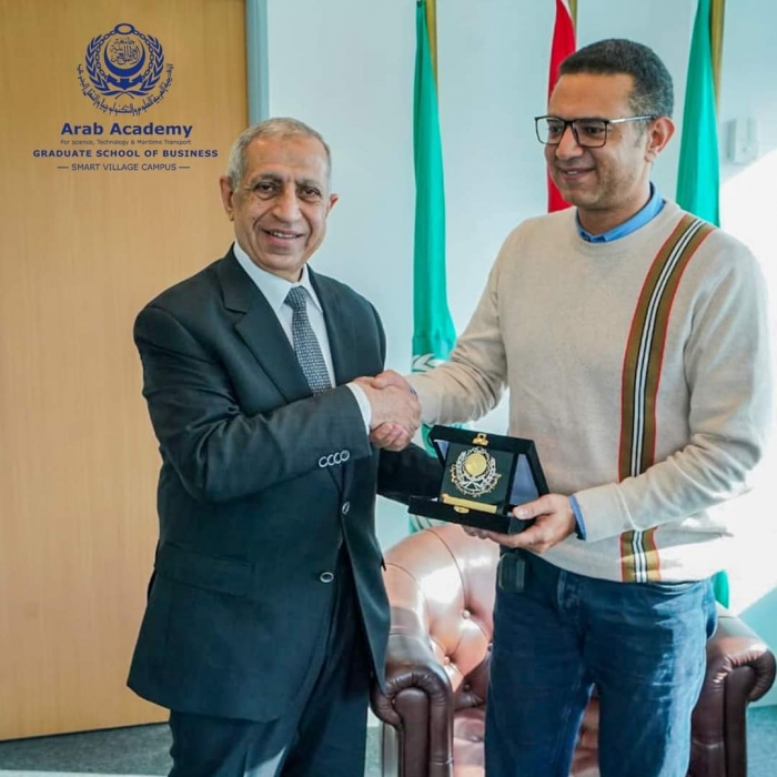 عبد الغفار يكرم أول مغامر مصري وعربي يدخل موسوعة جينيس على دراجة نارية