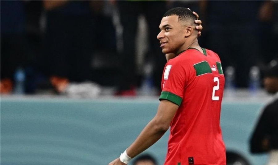 مبابي يحتفل بقميص حكيمي بعد الفوز على المغرب