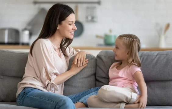 ماذا تعني تربية الأطفال بالحب؟ وكيف يتعزز التفاؤل لديهم؟