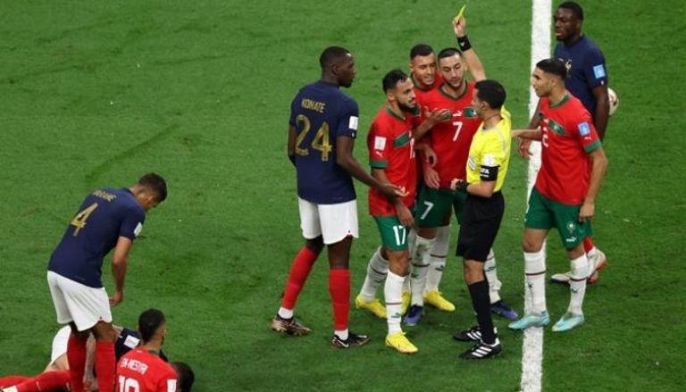 حكم لقاء المغرب وفرنسا يتحدث عن إعادة المباراة!