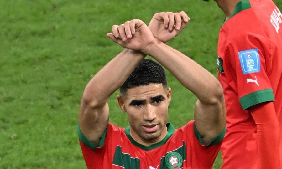 لماذا فقد حكيمي أعصابه على رئيس الفيفا وماذا تعني هذه الإشارة؟