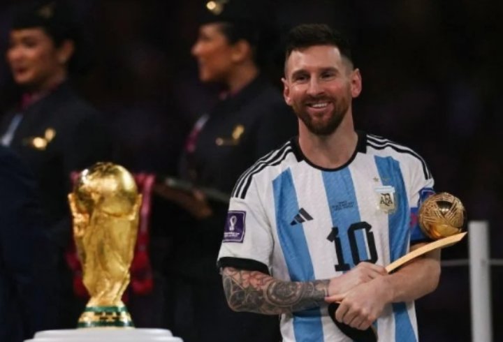 ميسي يحرز جائزة الكرة الذهبية لأفضل لاعب
