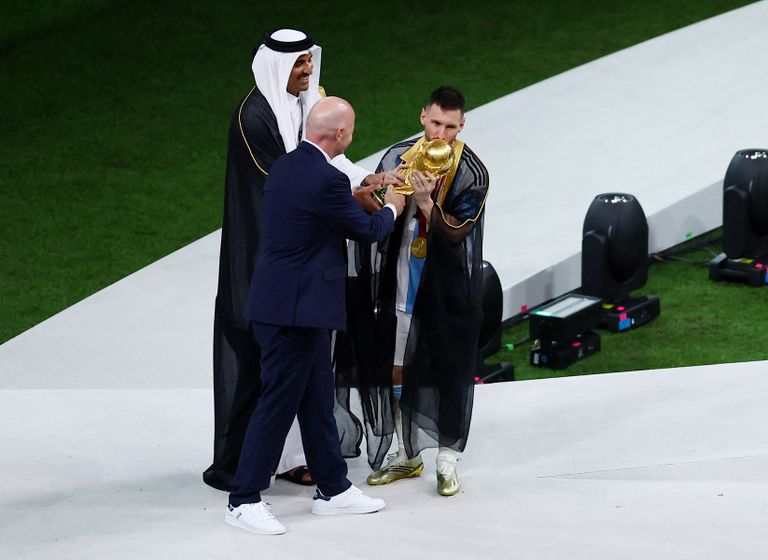 بالعباءة العربية.. ميسي يرفع كأس العالم