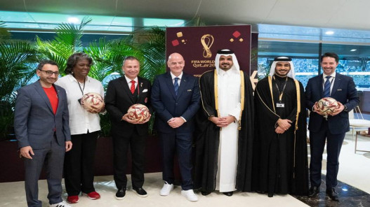 قطر تسلم كرة استضافة بطولة كأس العالم 2026 لكل من كندا والمكسيك والولايات المتحدة