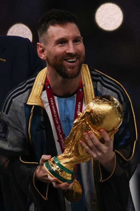 سعر العباءة التي ارتداها ميسي في نهائي كأس العالم بقطر..