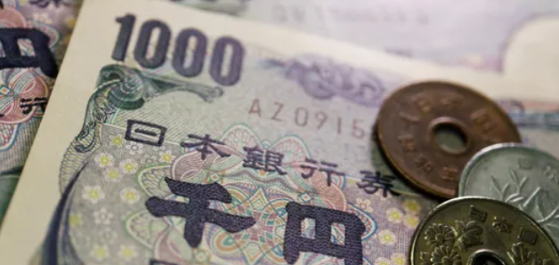 الين يتمسك بمكاسب كبيرة بعد التغيير بسياسة المركزي الياباني