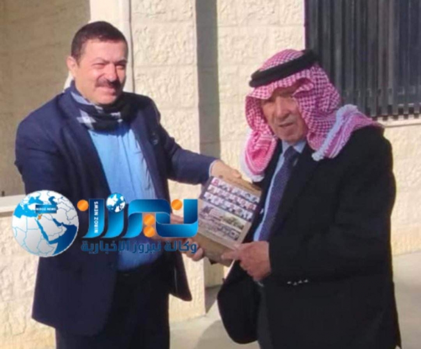 المؤرخ العرموطي يهدي مدير المخابرات الأسبق  نذير رشيد كتاب  موسوعة عمان ايام زمان _الجزء الحادي عشر