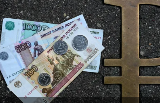 بعد تراجع قوي.. هل فقد الروبل الروسي قدرته على الصمود؟