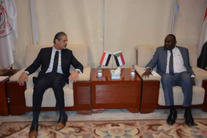 سفير مصر لدى السودان يلتقي وزير الطاقة والنفط السوداني المكلف
