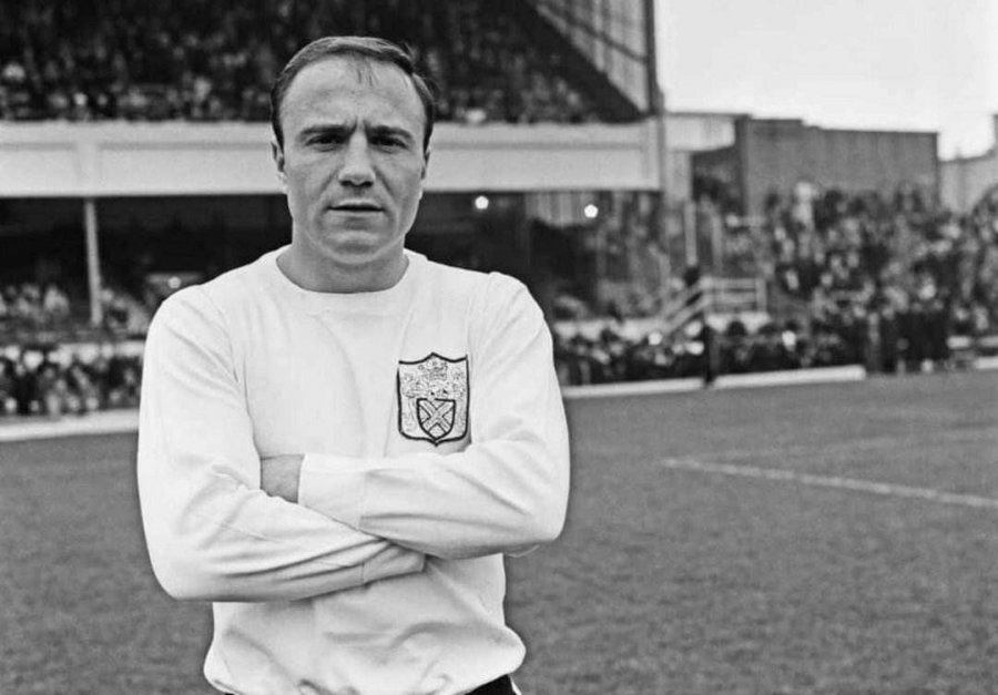 وفاة  المدافع الأيمن للمنتخب الإنكليزي لكرة القدم بطل كأس العالم عام 1966