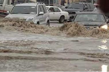 سيدة تستغيث في سيول مكة المكرمة