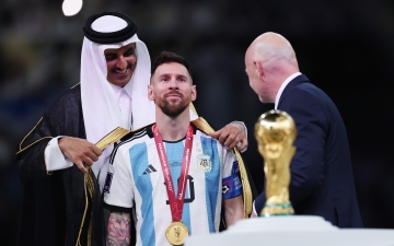 محام عماني يعرض مليون دولار لشراء البشت الخاص بميسي
