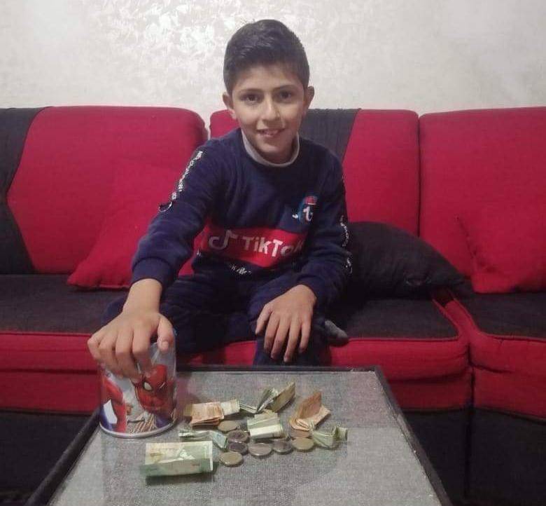 الطفل سفيان عطيات يتبرع بحصالته لمبادرة أبناء السلط