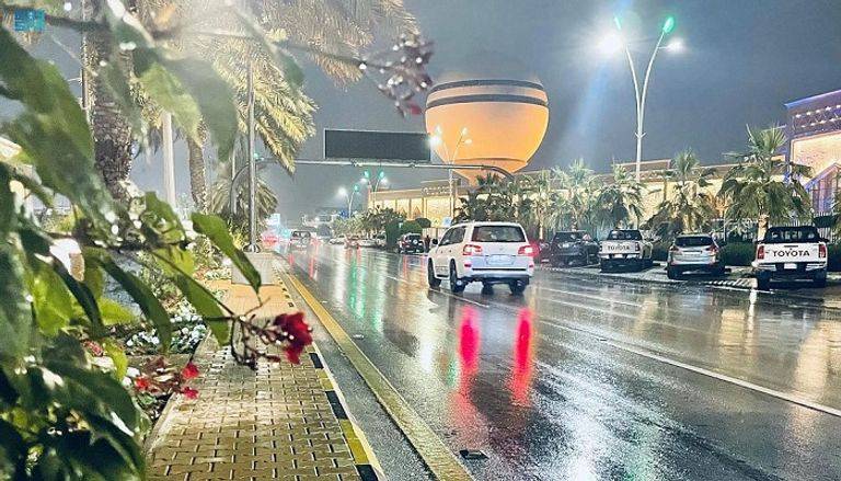 طقس الإثنين في السعودية.. أمطار غزيرة وتعطيل الدراسة بعدة مناطق