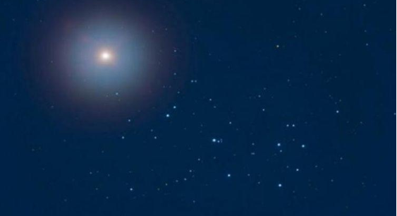 القمر يقترن بعنقود نجوم الثريا الليلة