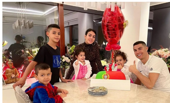 قصر و3 فلل.. أين سيسكن رونالدو وعائلته في السعودية؟
