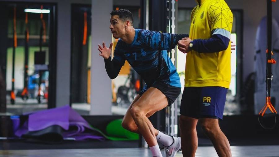 الفريق في إجازة.. رونالدو يتدرب مع  النصر