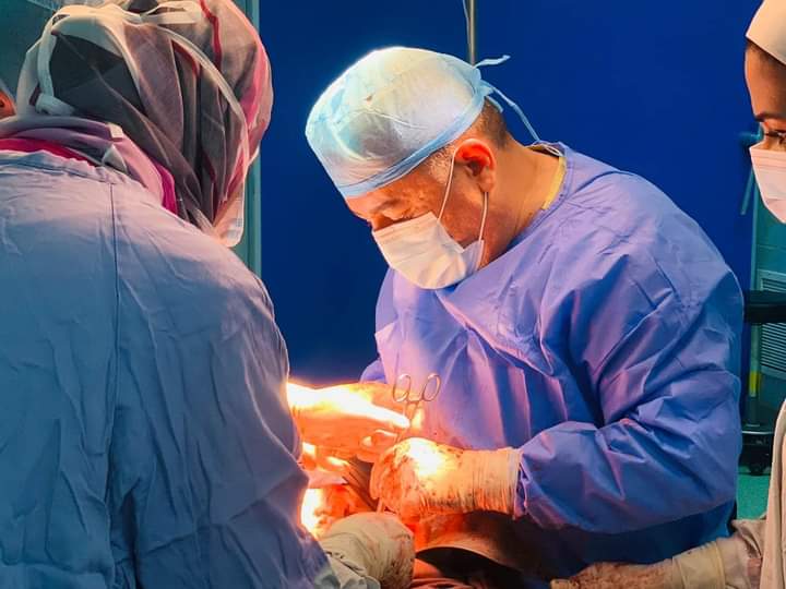 لازمه لمدة 25 عاما.. استخراج خنجر من ظهر تونسي بنجاح