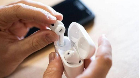 سماعة أبل Airpods.. وظائف مثيرة لعشاق الموسيقى