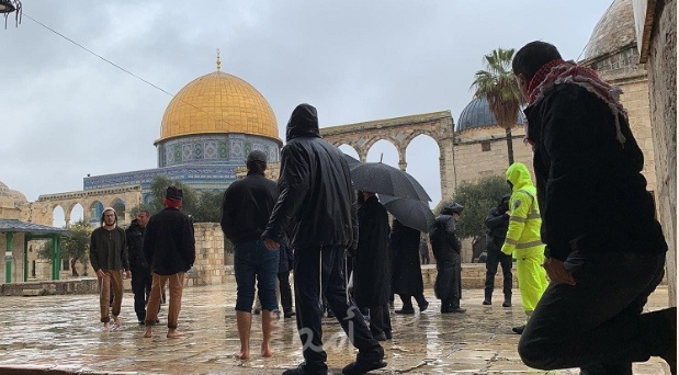 عشرات المستوطنين المتطرفين يقتحمون المسجد الأقصى