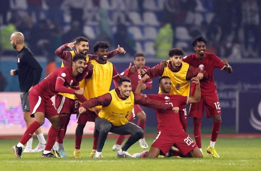 البحرين وقطر إلى نصف نهائي خليجي 25