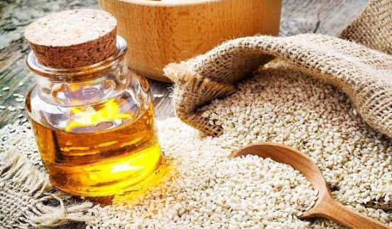 فوائد صحية مذهلة للجسم عند تناول زيت السمسم