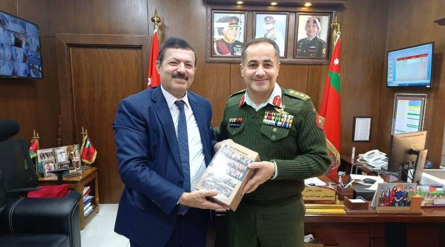 العقيد الحياري  مدير الإعلام العسكري يستقبل المؤرخ العرموطي مُعد ومؤلف موسوعة عمَّان...صور