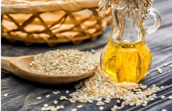ضعي زيت السمسم على الشعر وشاهدي النتيجة