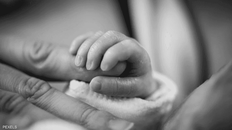 فرحة بمولود جديد تتحول لمأساة.. أم تخسر يدها بخطأ طبي