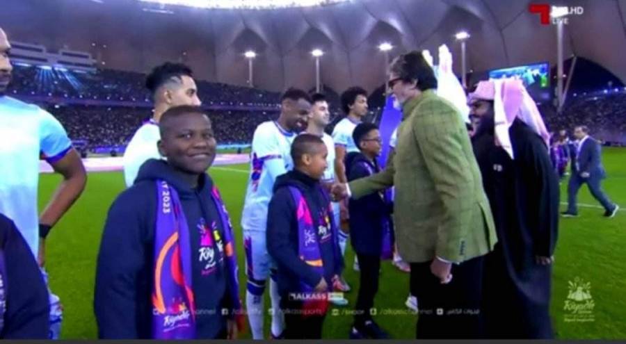 من هو الممثل العالمي اميتاب باتشان الذي رافق ال الشيخ والخليفي لمصافحة لاعبي كأس موسم الرياض ؟
