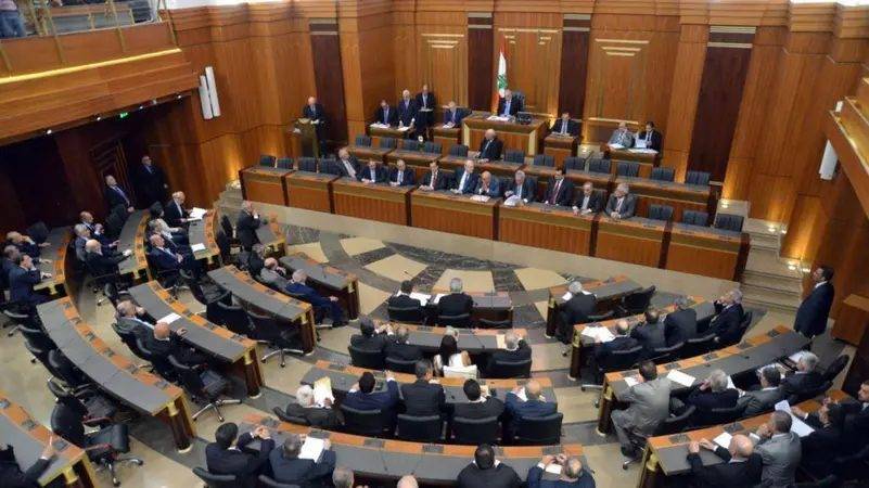 احتجاجا على فشل انتخاب الرئيس الجمهورية … اعتصام داخل النواب اللبناني على أضواء المحمول