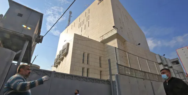 بعد تراجع حاد للدينار.. إعفاء محافظ المركزي العراقي من منصبه